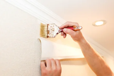 Pose de papier peint à Coti-Chiavari — revêtements muraux et toiles de verre